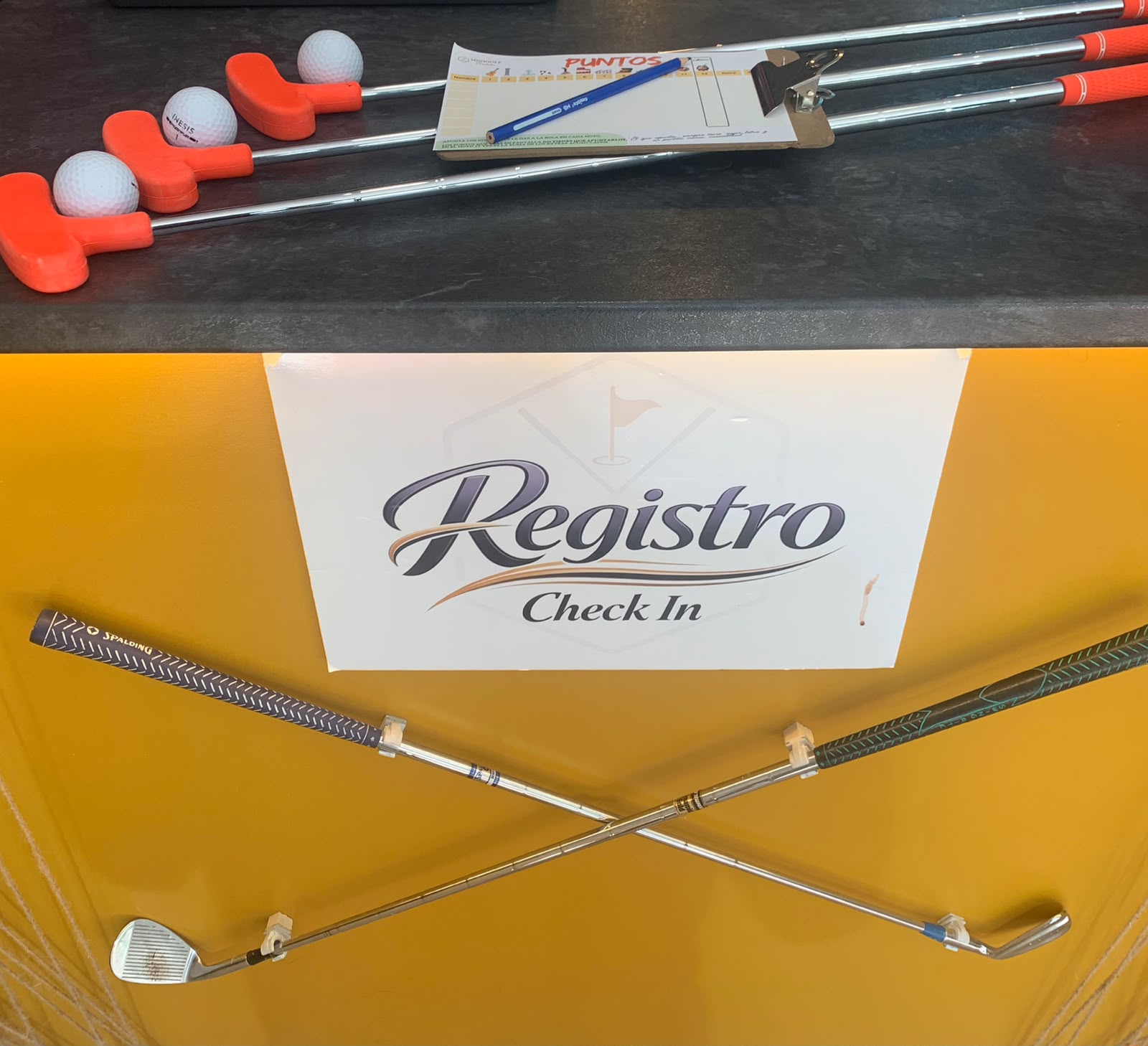 Palos y bolas en el punto de registro de Minigolf Córdoba